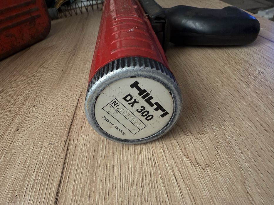 pistolet do osadzania gwozdzi osadzak gwozdziarka Hilti Dx300