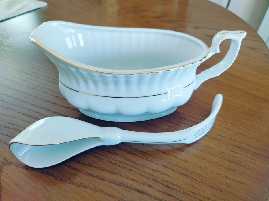 Chodzież porcelanowa sosjerka z chochelką