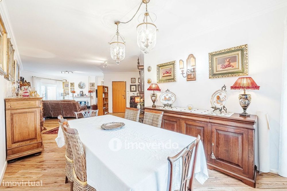 Apartamento T3 Duplex, com estacionamento, no Condomínio do Loural