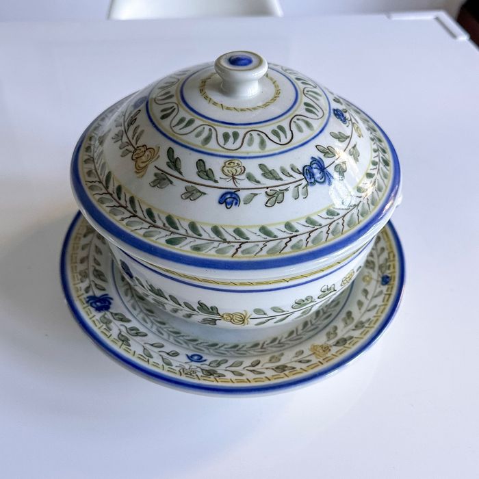 Terrina com prato/travessa em louça de Viana do Castelo, pintada à mão
