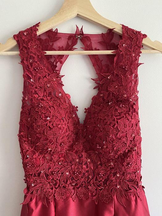 Vestido de gala vermelho cereja
