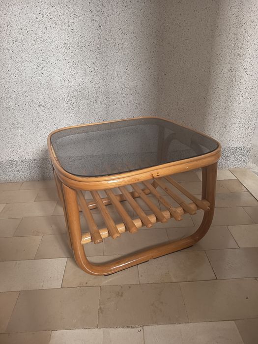 Mesa de centro em bambu envernizada c/tampo de vidro