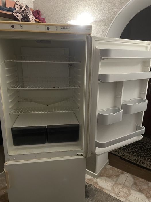 Холодильник двукамерний simens