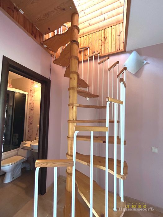 Продаётся отличный трёхэтажный дом в Совиньоне  с  видом на море!