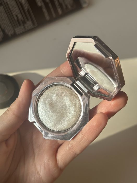 Fenty beauty rozświetlacz Diamond bomb