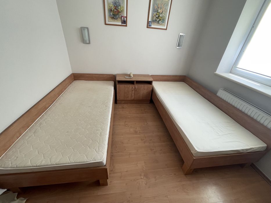 Łóżko z materacem