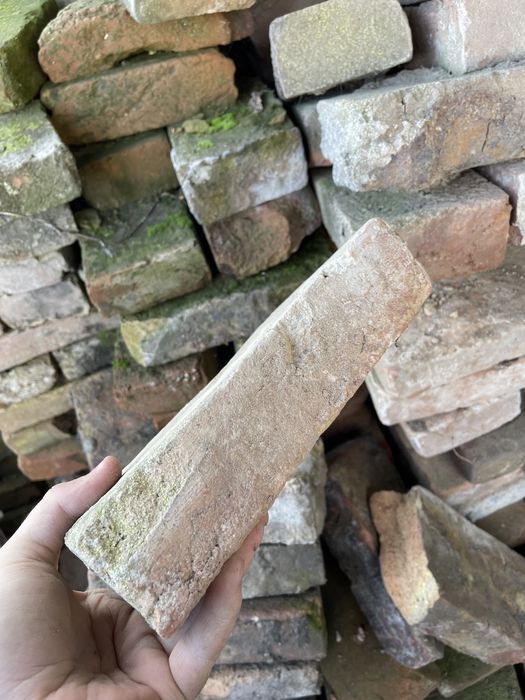 Продам  кирпич .