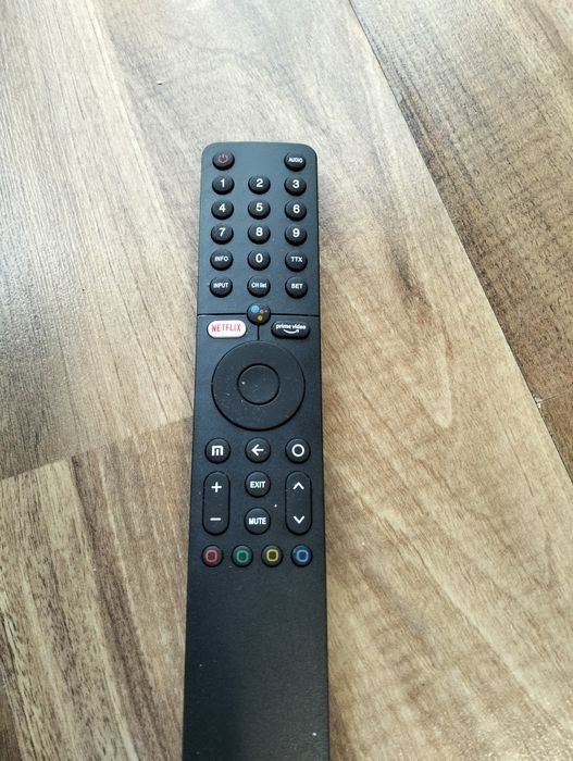 przedmiot to pilot do telewizora marki Xiaomi, model XMRM-19.