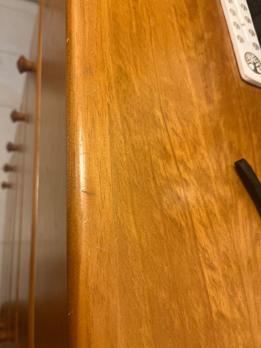 Cómoda castanha de madeira