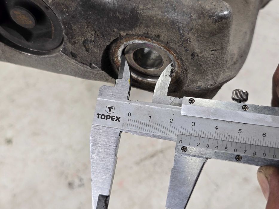AUDI A4 B8 A5 8T PRZED LIFT 07-11 Zwrotnica prawa przód przednia 8K0407258G
