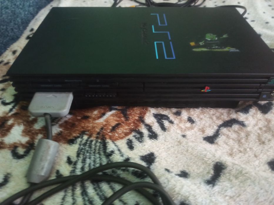 PlayStation 2 з джойстиком і грою God of War - працююча консоль
