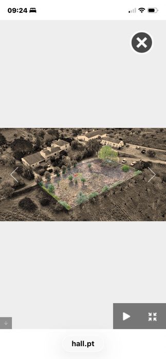 Terreno com ruina no meio do campo