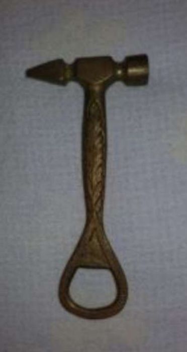 Abre cápsulas e martelo