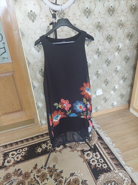 Чорне плаття з квітами