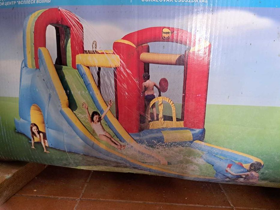 Insuflável com escorrega e Água