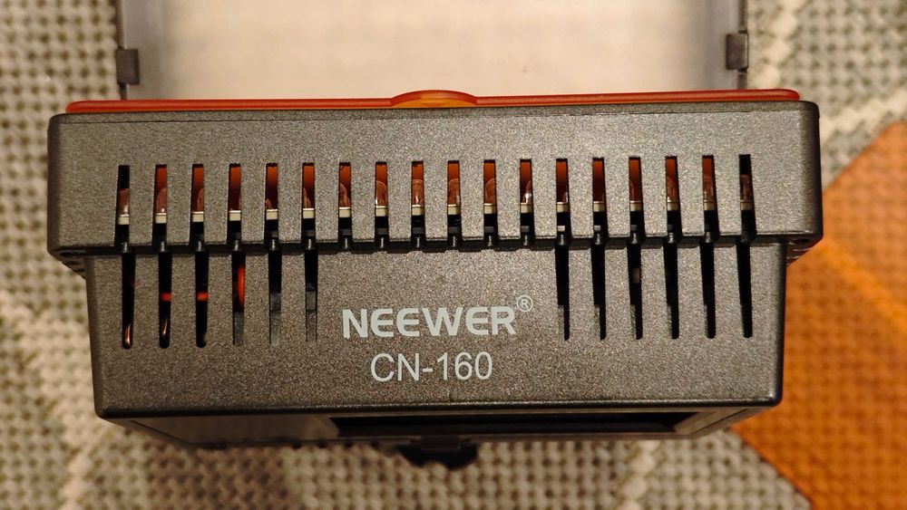 2x LEDS Neweer + filtros+baterias+tripés