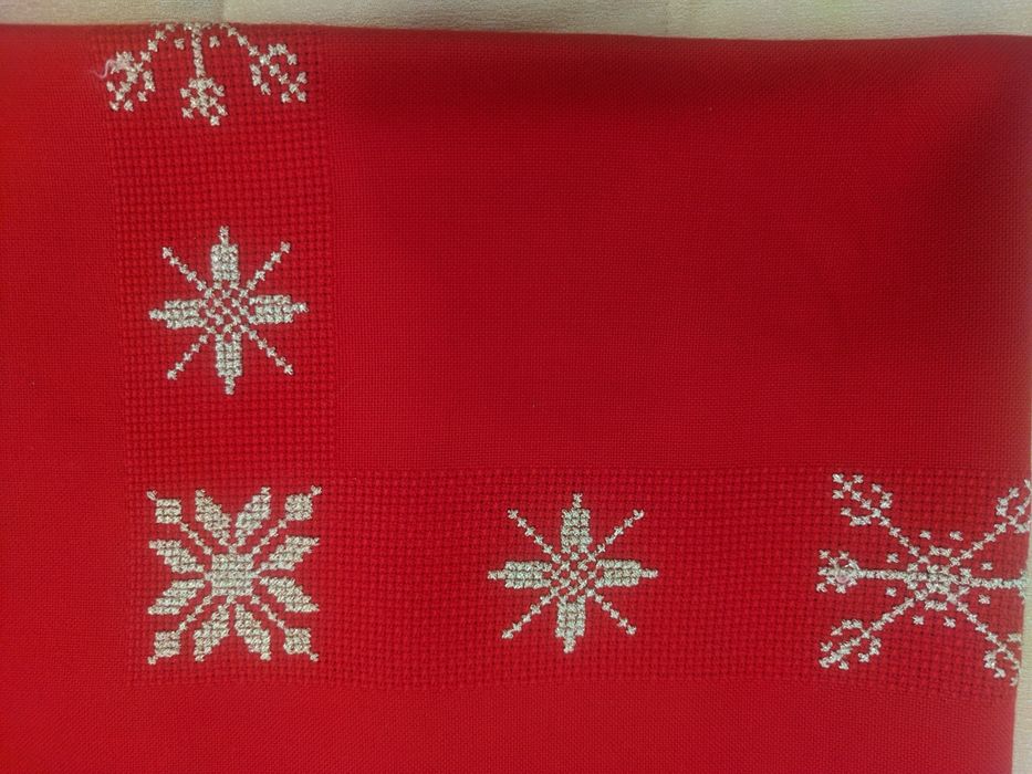 Toalha 2,5m Bordada à Mão Contorno e Centro em Ponto de Cruz