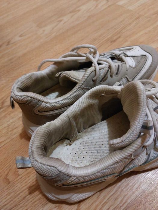 Кроссовки женские.