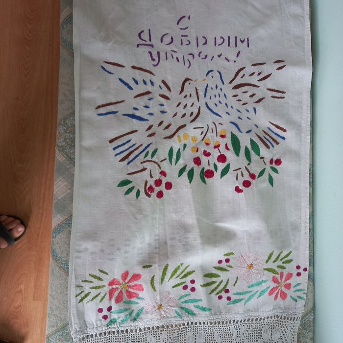 Продаю вишитий рушник та скатертину