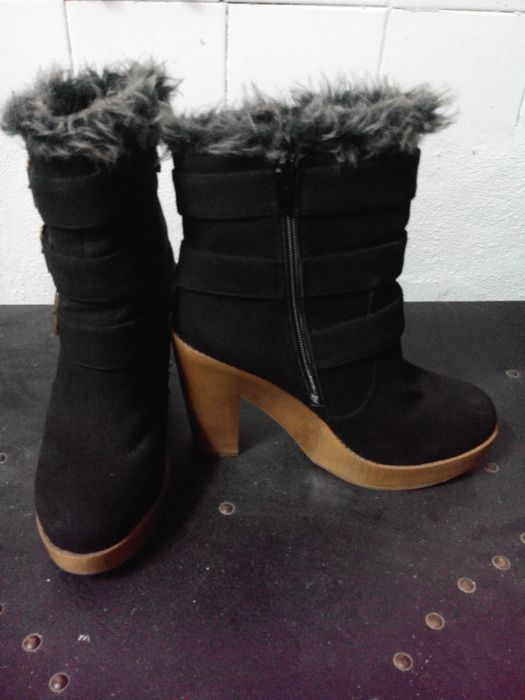 Botas pretas novas