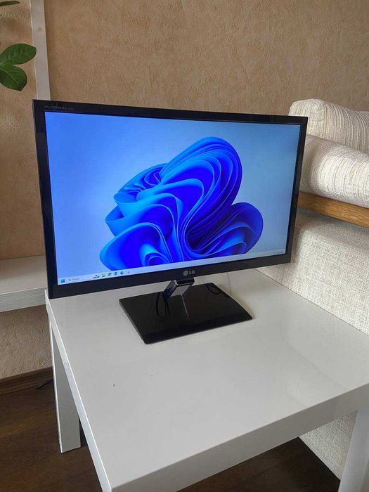 Монітор LG E2360V-PN 23" — стильний FullHD монітор у чудовому стані