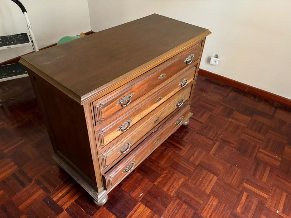 Cómoda de madeira maciça com quatro gavetas e puxadores de metal