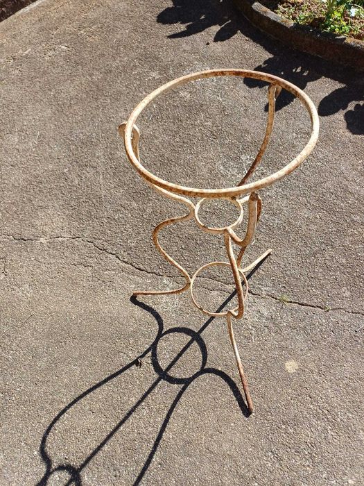 2 estrutura de lavatório antigo em ferro