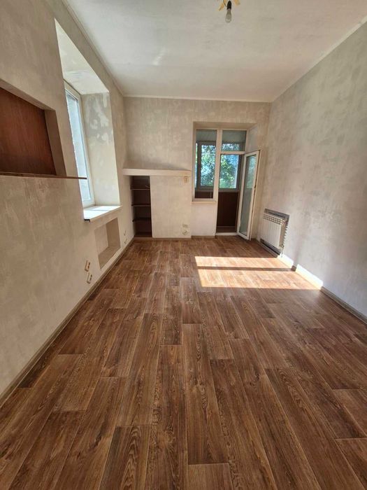 2-к сталинка в центре с АВТОНОМКОЙ • Кухня 14м² • 3 БАЛКОНА!