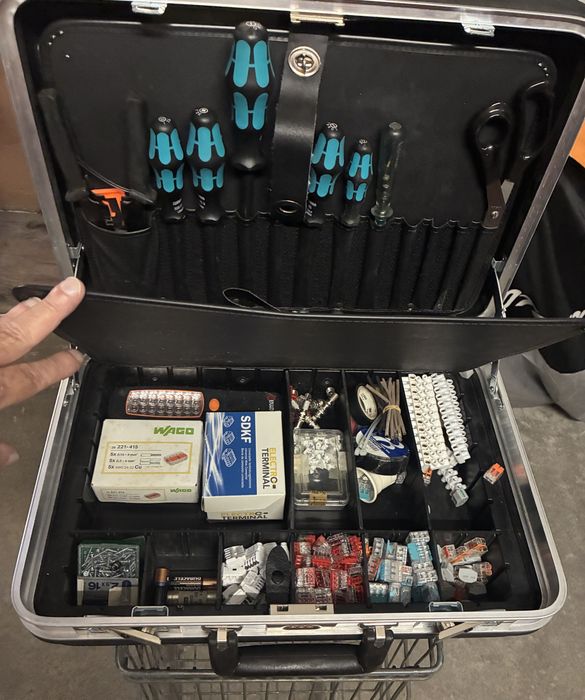 Mala com ferramentas e materiais de electricista