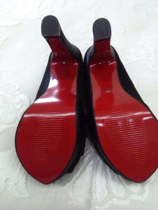 Sapatos pretos de sola vermelha sapato aberto a frente