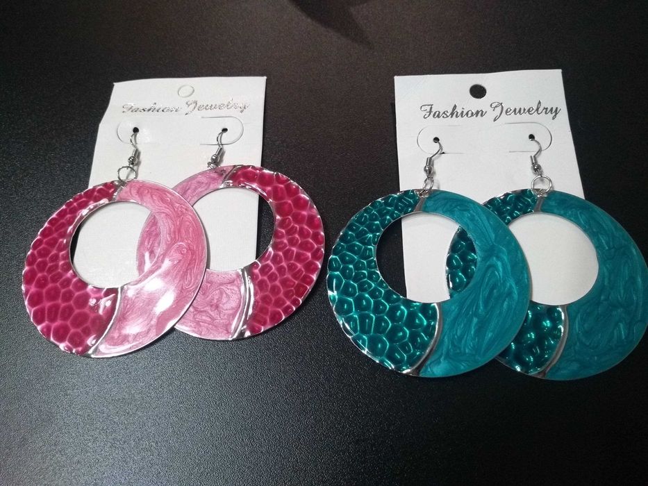 Brincos novos diferentes