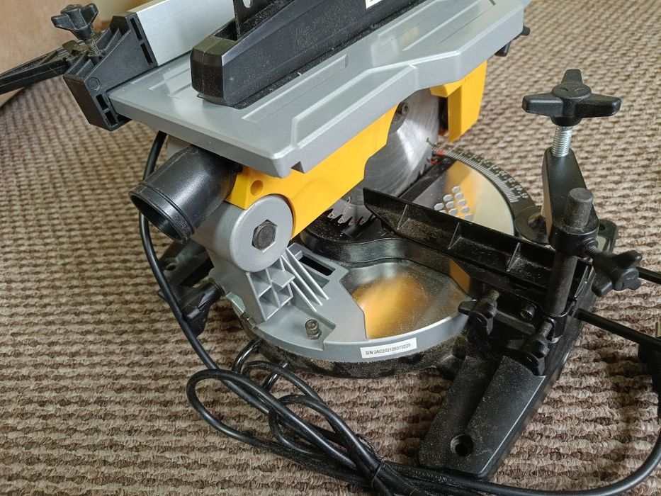 FEMI Piła Ukośnica Do Ddrewna 1200 W. FM-TR076