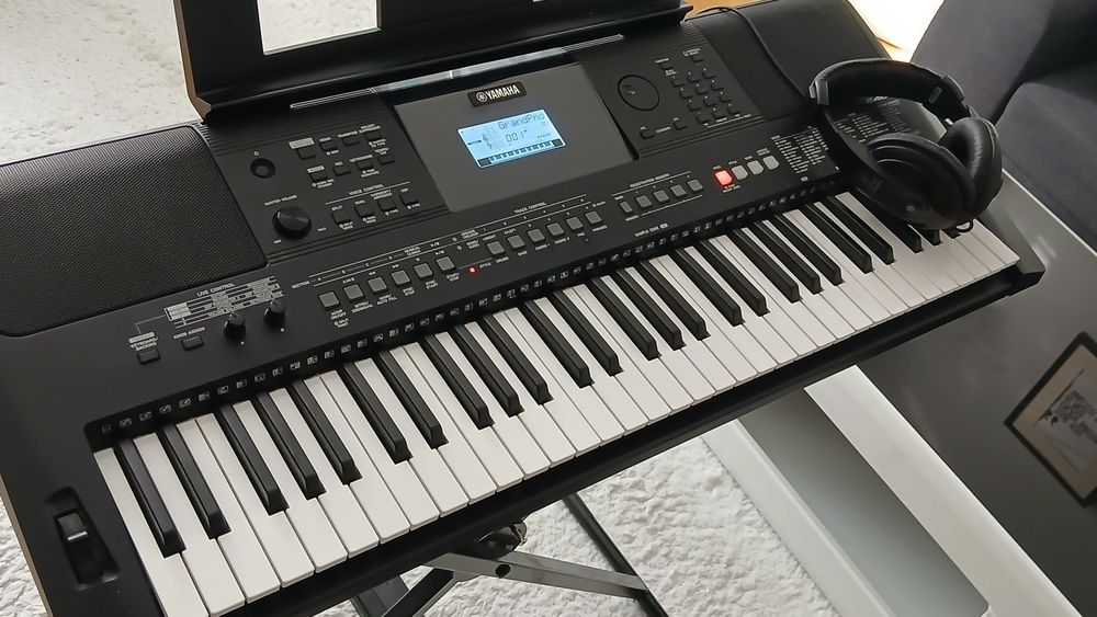 keyboard Yamaha PSR-E + podstawa +pedał sustain+pendrive