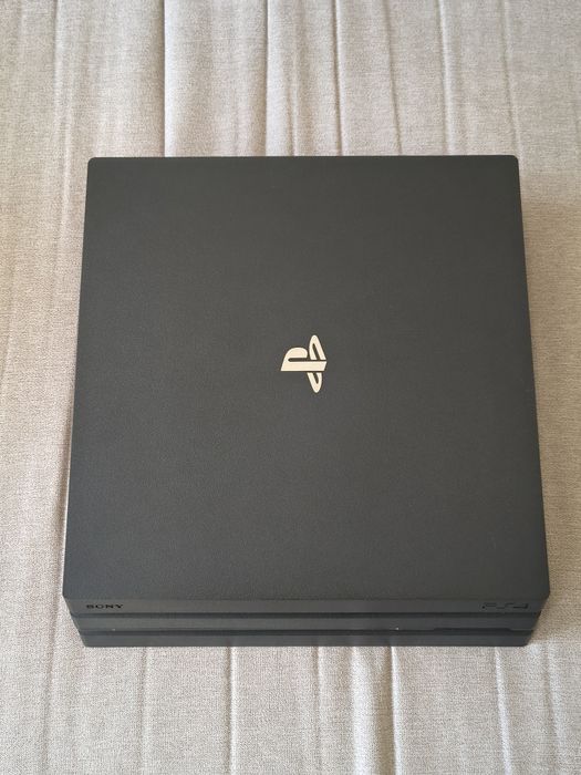 PS4 Pro 1 TB + 2 Comandos