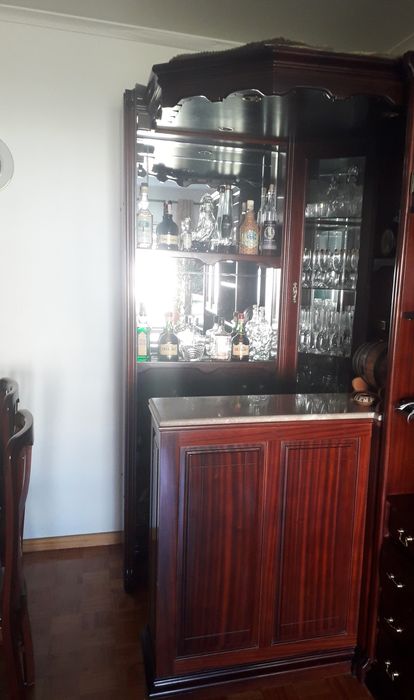 Bar de sala em mogno