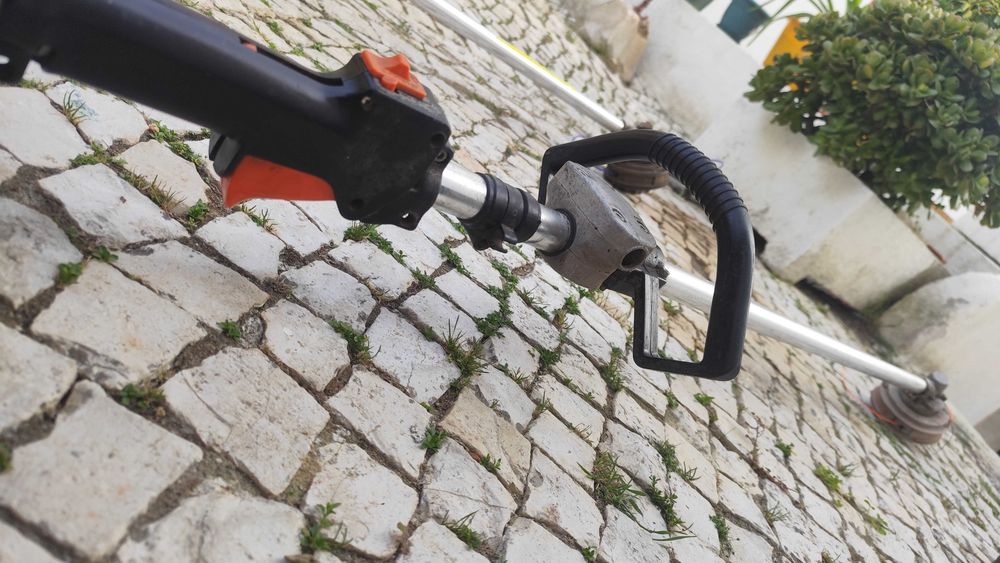 Roçadora Bricofer a Trabalhar