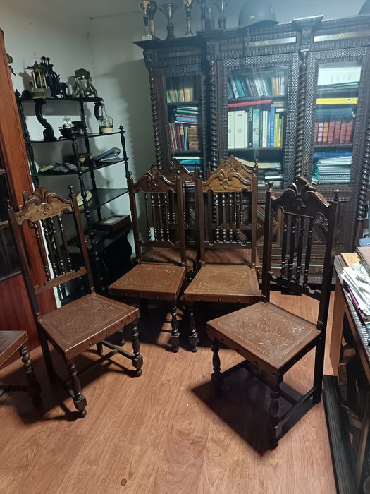 Cadeiras em madeira e couro