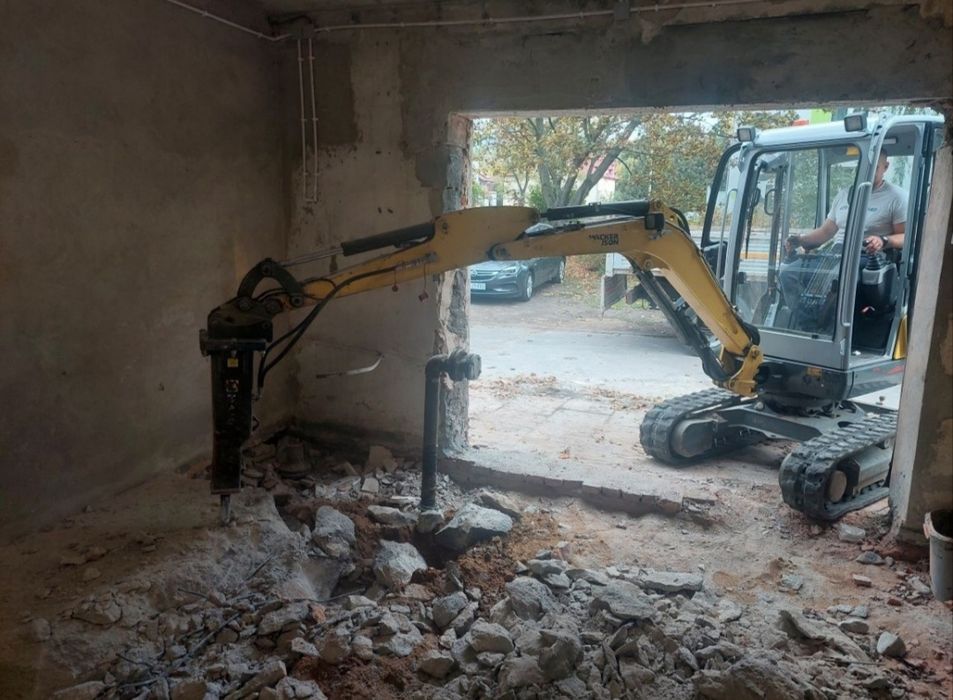 Wynajem minikoparki z młotem do kucia wozidło miniładowarka bobcat