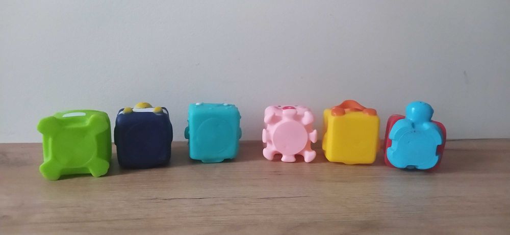 Zwierzątka gumowe kostki sensoryczne do kąpieli 12m+ Smiki Smyk