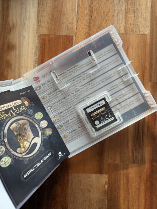 Professor Layton and the Curious Village - DS