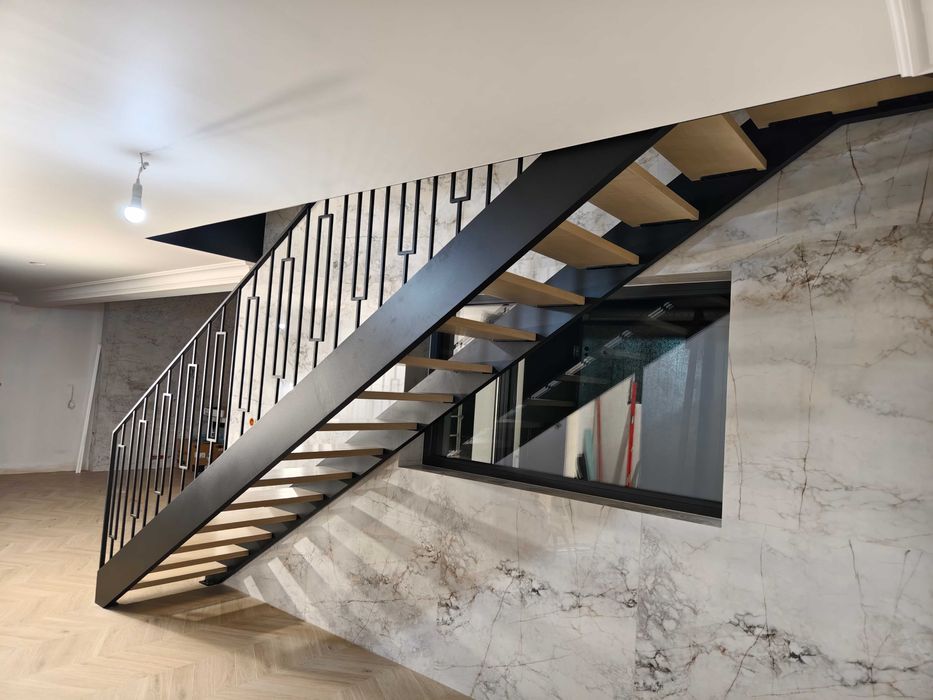 Schody wewnętrzne na konstrukcji metalowej - PRODUCENT