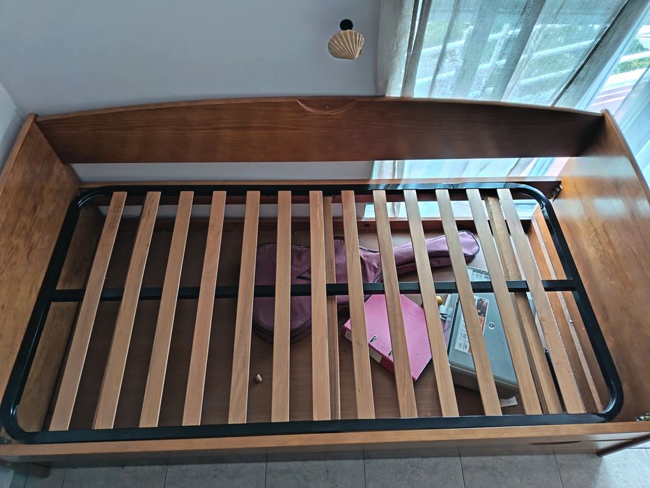 Cama de madeira maciça com estrado