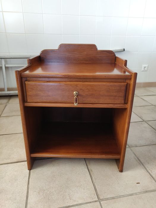 Mesa de Cabeceira em Madeira