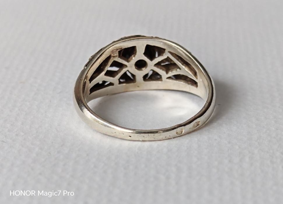 Pierścionek, złoto, srebro, diamenty, granat.