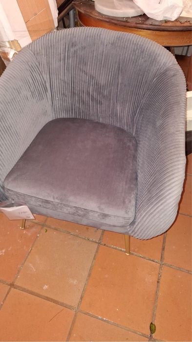 Cadeirão veludo cinza e metal