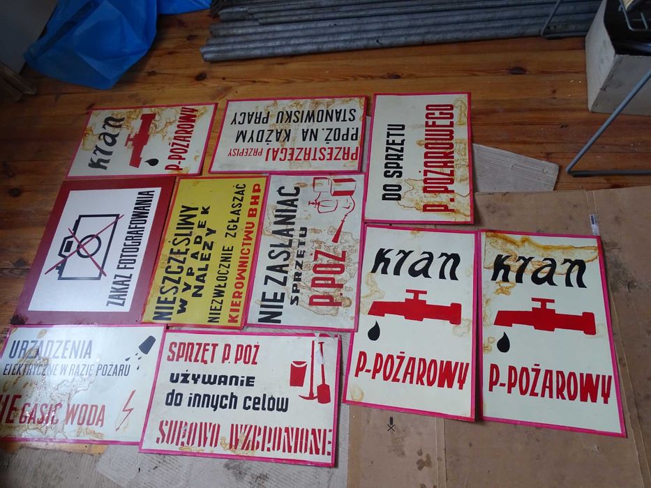 tablice informacyjne z czasów prl