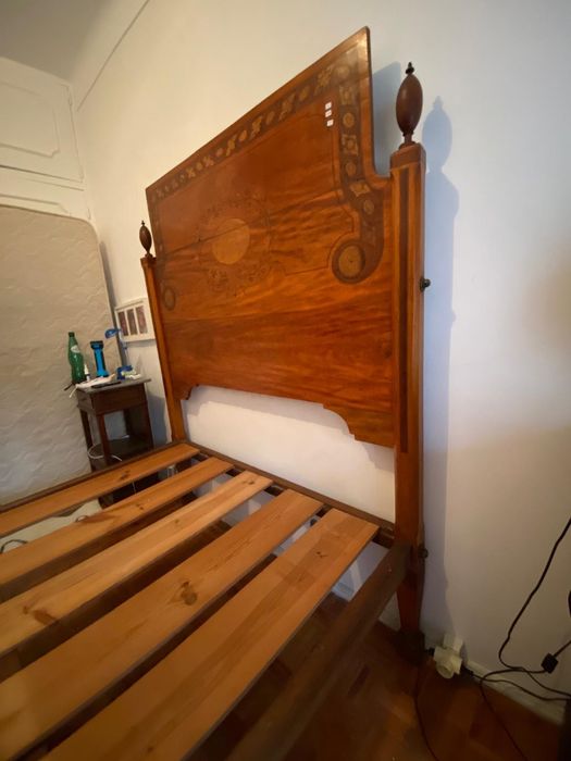 Cama de casal D.Maria em espinheiro c/ embutidos