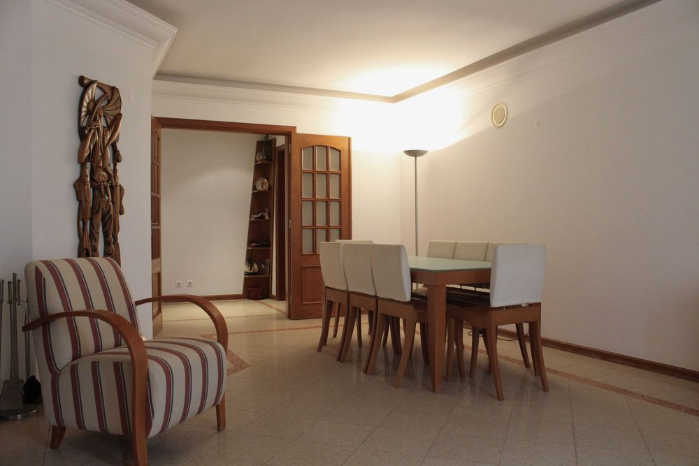 T3 último andar com garagem dupla, mobilado – Cascais