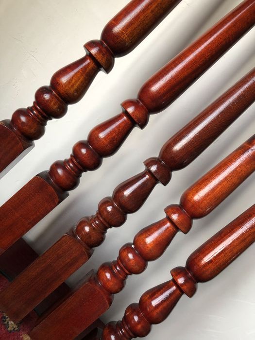 Сходи з червоного дерева