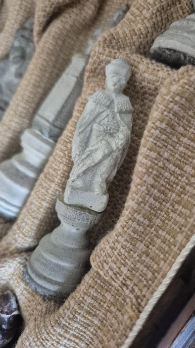 Piękne stare duże szachy figuralne kamienne